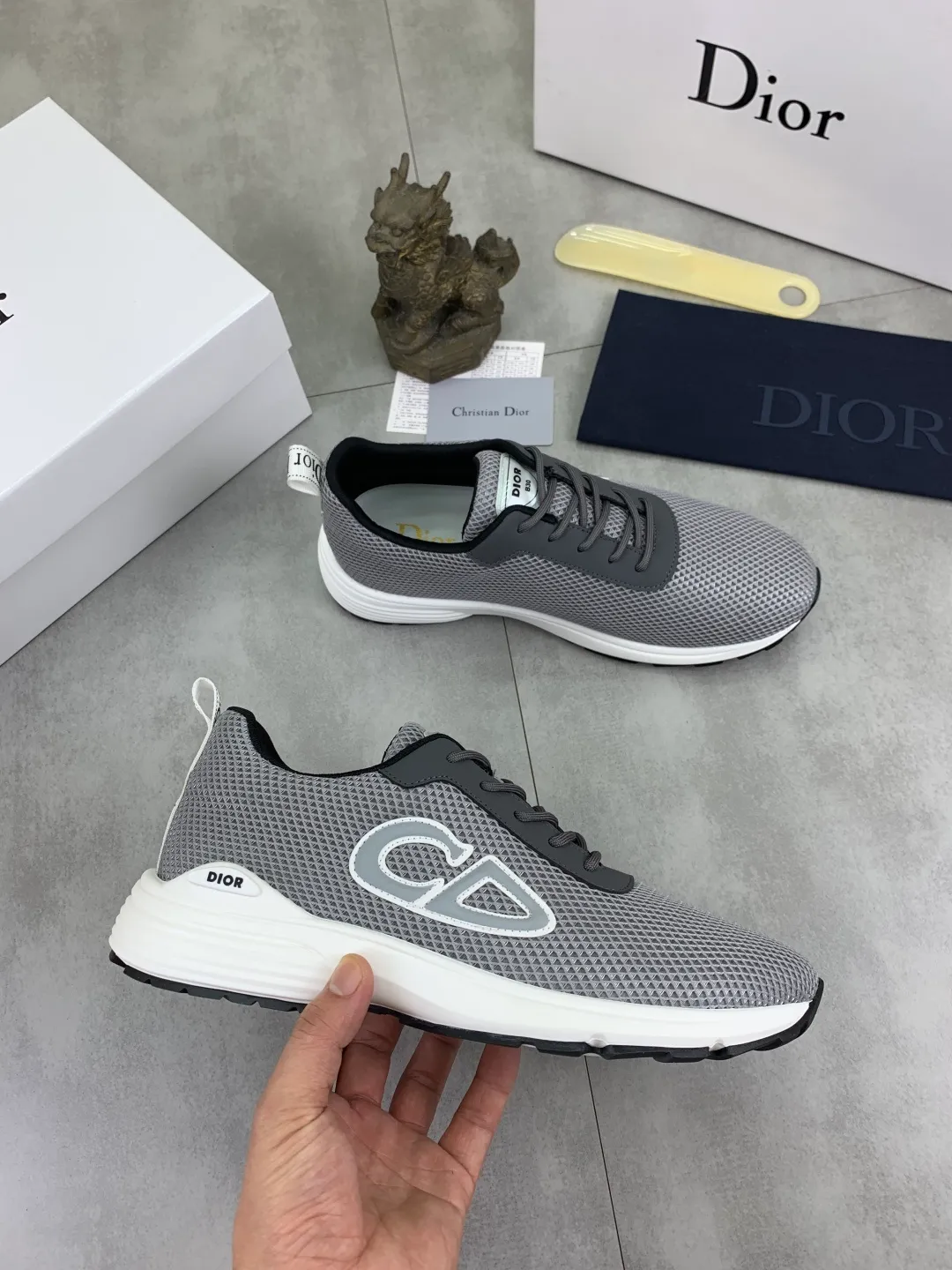 Men's Men's Shoes 💰P420 New Dior Chrono Fly Knit Shoes 2025 New B30 Series, in white and black fly knit series. Both sides are decorated with computer-printed CD logo, star patch on the tongue and Dior logo on the heel. Many details highlight the style. The interior is matched with the original color matching mesh, and the interior of the body is supported by low-temperature shaping sheets, and is filled with light feather cotton to keep the interior full and soft against the feet. The exclusive open-molded outsole adopts a one-piece molding process, so there is no need to worry about problems such as the opening and falling of sole decorative accessories. It is light and comfortable to wear, yet strong and wear-resistant. The two-color shoelaces are accessorized with exquisite metal five-pointed star pendants, creating a high-end, trendy and casual look at all times. Color: white black gray blue code number: 38-44